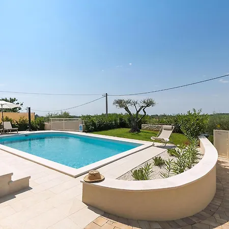 Holiday home Mikela Mit Pool Und Schoenem Aussblick Ferenci