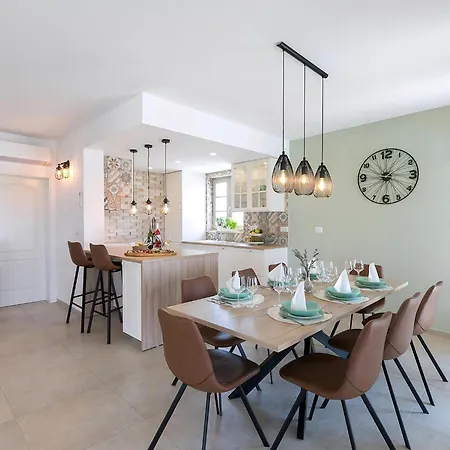 Holiday home Mikela Mit Pool Und Schoenem Aussblick Ferenci