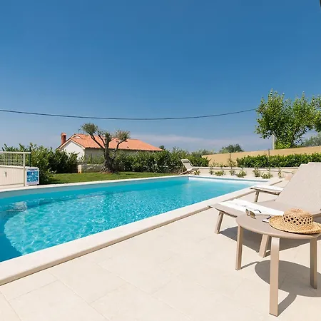 Mikela Mit Pool Und Schoenem Aussblick Hébergement de vacances *