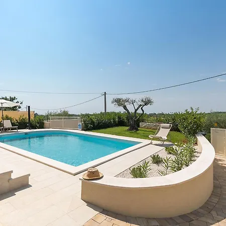 Mikela Mit Pool Und Schoenem Aussblick