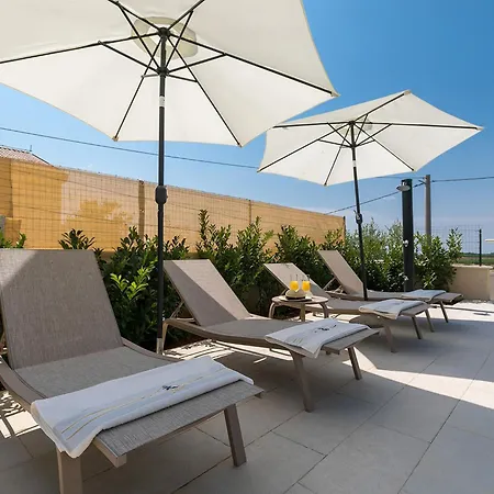 Mikela Mit Pool Und Schoenem Aussblick Hébergement de vacances *