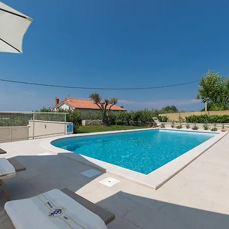 Mikela Mit Pool Und Schoenem Aussblick *
