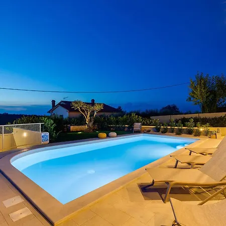 Mikela Mit Pool Und Schoenem Aussblick Hébergement de vacances